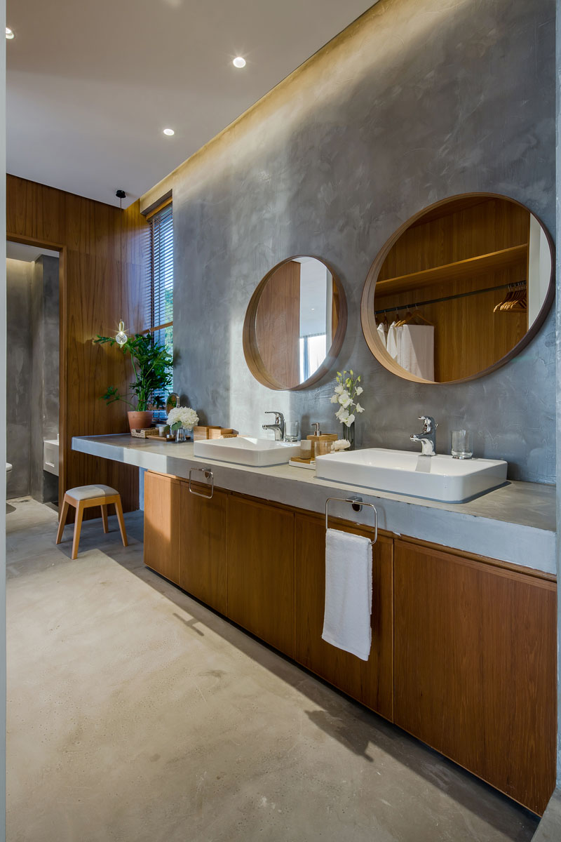 Современная ванная комната с деревом и бетоном в интерьере