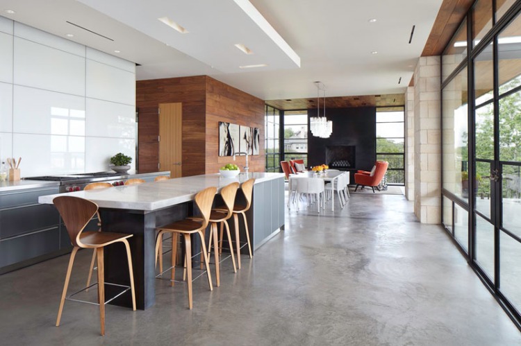 Полированный бетонный пол в современном интерьере кухни-столовой