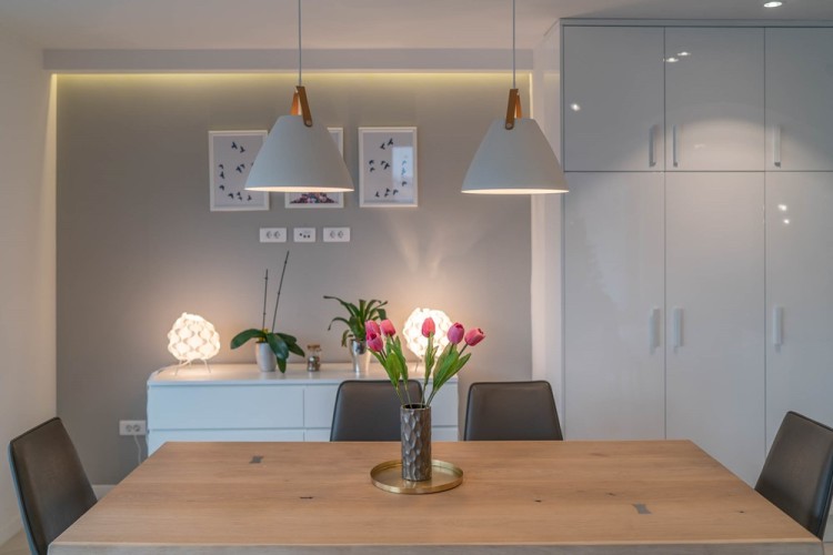 Современный дизайн интерьера кухни-столовой трехэтажной квартиры в классическом стиле