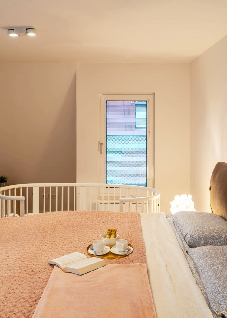 Современный дизайн интерьера детской спальни трехэтажной квартиры в классическом стиле