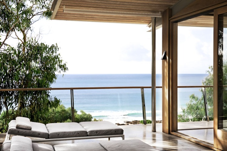 Современный дизайн интерьера террасы пляжного дома
