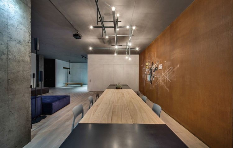 Современный дизайн интерьера столовой квартиры в стиле городского лофта