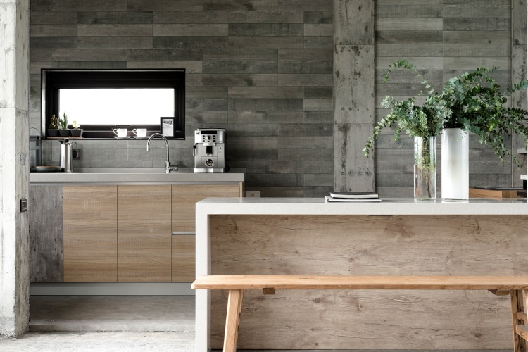 Современный дизайн интерьера кухни дома в индустриальном стиле 2