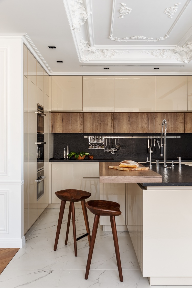 Современный дизайн интерьера кухни квартиры в классическом ярком стиле