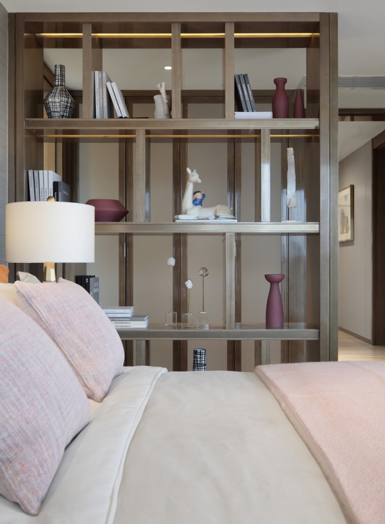 Современный дизайн интерьера гостевой спальни квартиры в горах