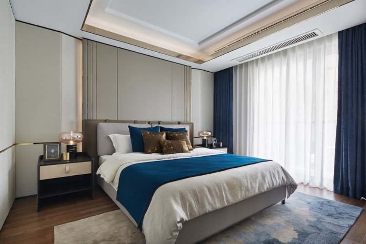 Современный дизайн интерьера главной спальни виллы в классическом стиле 2