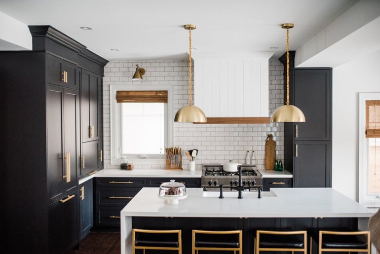 Современный дизайн интерьера кухни дома в классическом стиле