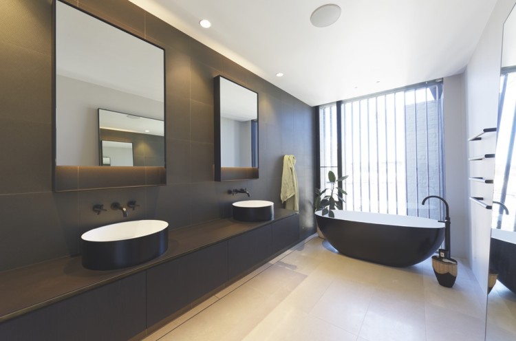 Дизайн интерьера ванной комнаты двойного дома в современном стиле 3