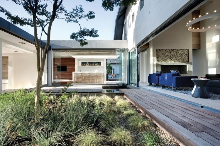 Современный дизайн интерьера загородного дома