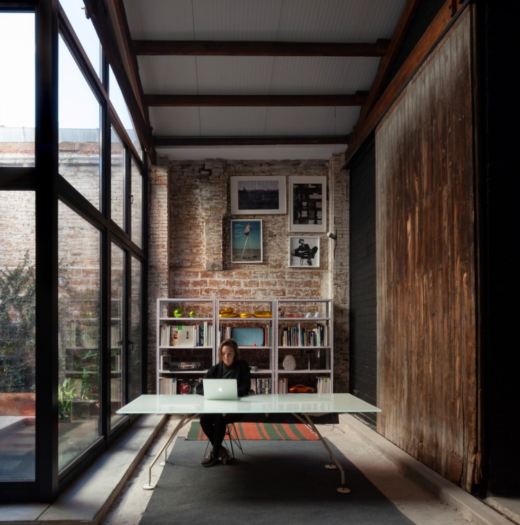 Современный дизайн интерьера кабинета дома переделанного из старого театра в Барселоне