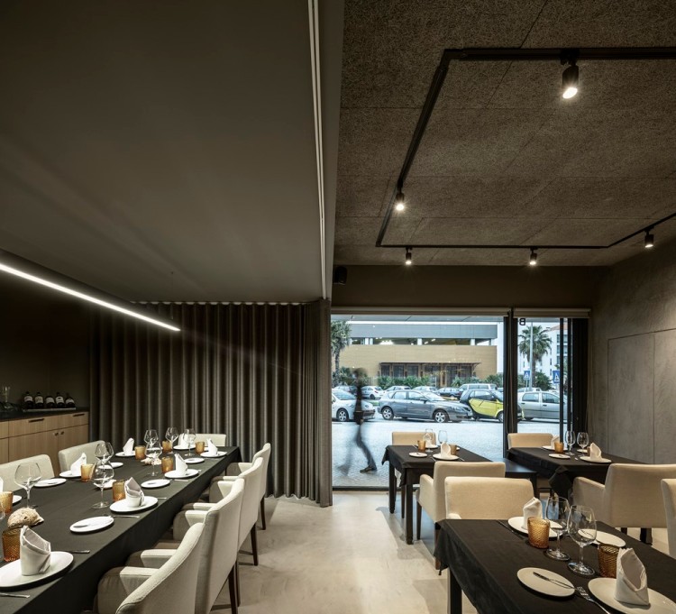 Современный дизайн интерьера ресторана FAMA в индустриальном стиле