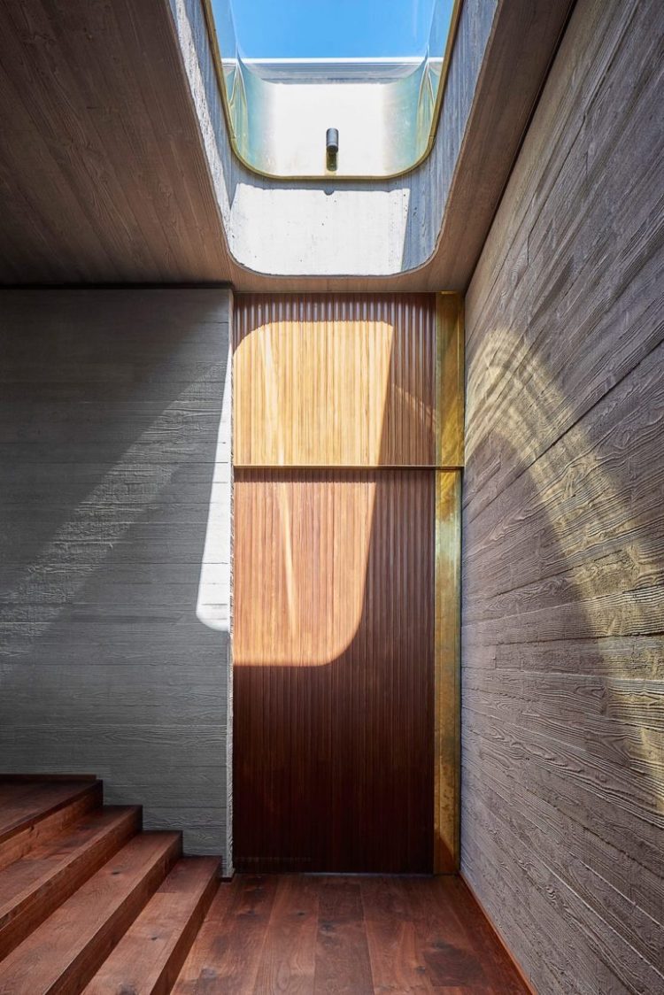 Современный дизайн интерьера холла дома в стиле модернизма с элементами брутализма