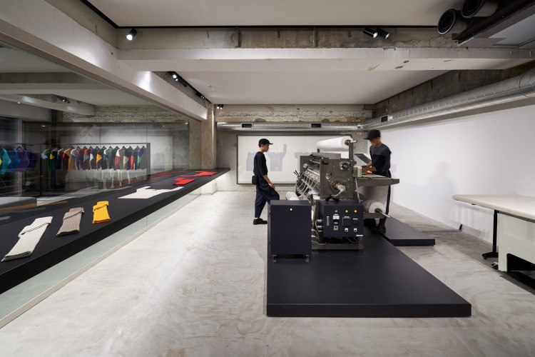 Современный дизайн интерьера магазина Tokyo's Homme Plissé 4
