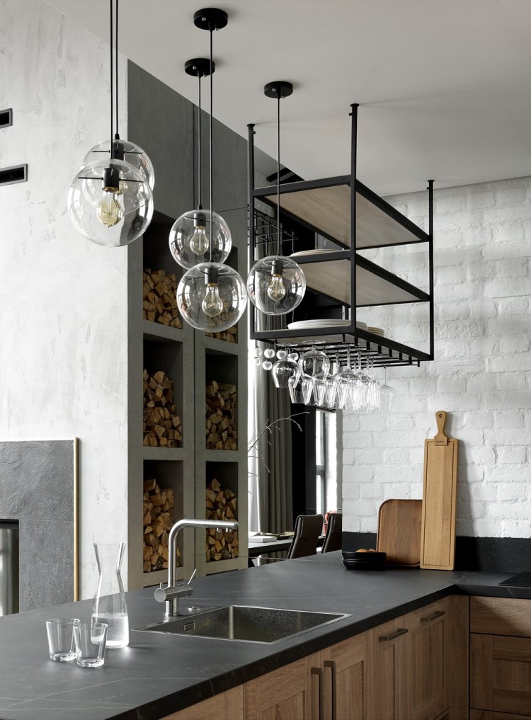 Современный дизайн интерьера кухни-столовой квартиры в стиле лофт на чердаке в здании завода «Рассвет» 3