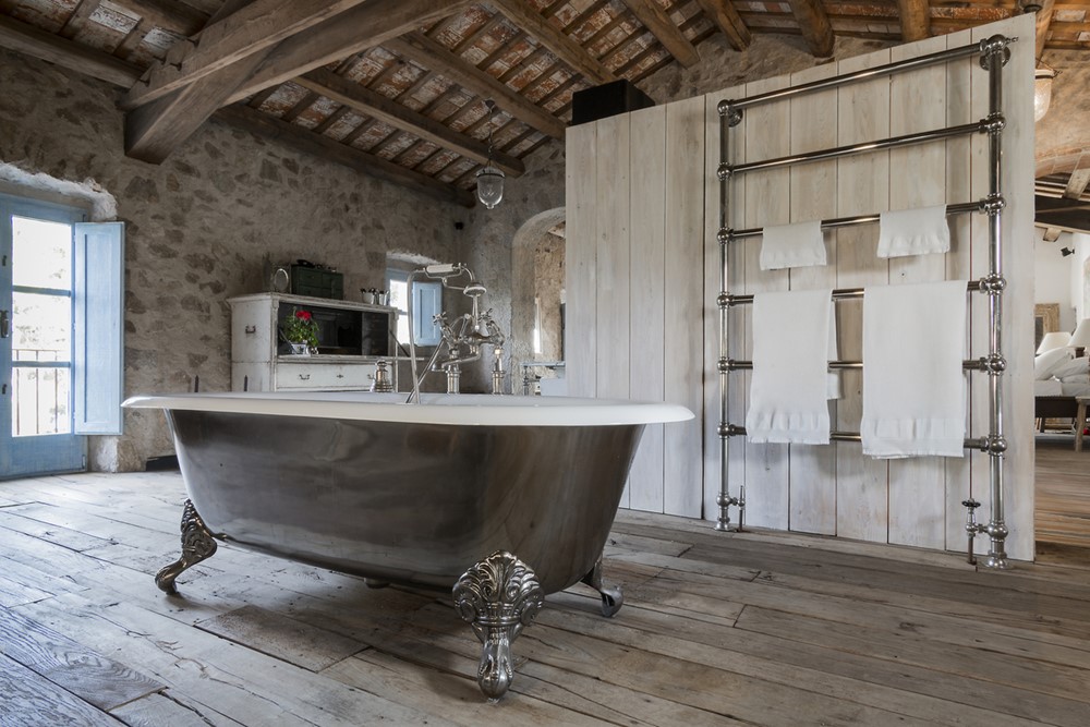 Современный дизайн интерьера ванной комнаты дома Catalan Farmhouse