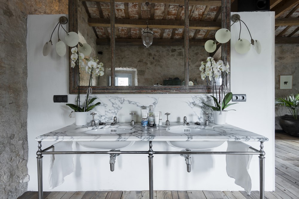 Современный дизайн интерьера ванной комнаты дома Catalan Farmhouse 2