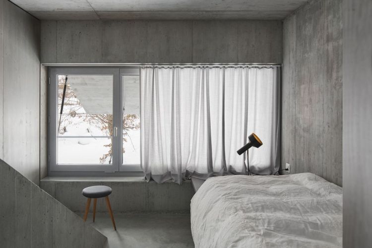 Современный дизайн интерьера спальни дома в Граубюндене в минималистском стиле