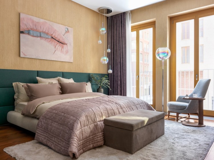 Современный дизайн интерьера гостевой спальни двухуровневой квартиры в английском стиле