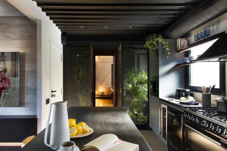 Современный дизайн интерьера кухни апартаментов в Барселоне 4