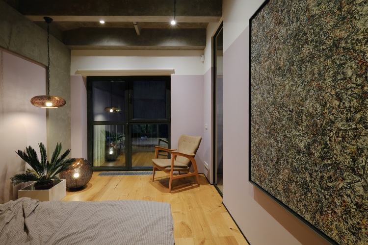 Современный дизайн интерьера второй гостевой спальни апартаментов в стиле лофт