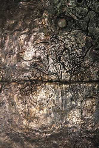 Фрагмент фактурной стены декорированной жидким металлом